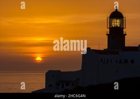 Tramonto al faro di San Vincenzo nel punto più a sud-ovest dell'Europa continentale. Algarve, Portogallo Foto Stock