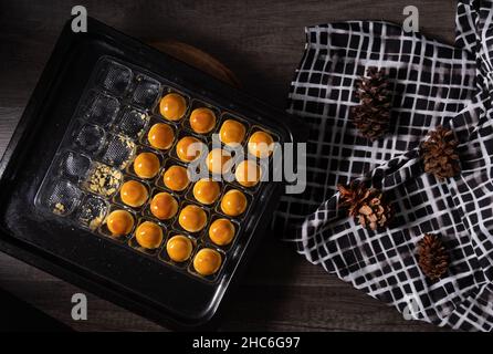 La torta di Nastar (che contiene solitamente la marmellata di ananas) è disposta in modo ordinato Foto Stock