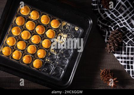 La torta di Nastar (che contiene solitamente la marmellata di ananas) è disposta in modo ordinato Foto Stock