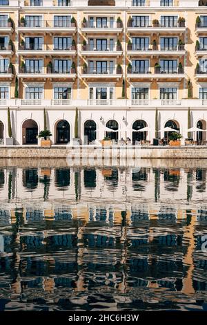 Riflesso del Regent Hotel in acqua. Porto, Montenegro Foto Stock