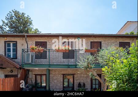 Mazkeret Batya, Israele - 25 settembre 2021: Fondata nel 1883 da un gruppo di membri del movimento Blu con l'assistenza del Barone E. de Rothschild Foto Stock