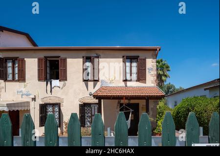 Mazkeret Batya, Israele - 25 settembre 2021: Fondata nel 1883 da un gruppo di membri del movimento Blu con l'assistenza del Barone E. de Rothschild Foto Stock