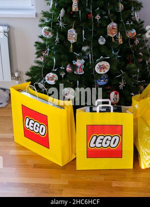 Tambov, Federazione Russa - 21 dicembre 2021 sacchetti Lego con Lego si pone in loro vicino ad un albero di Natale all'interno Foto Stock