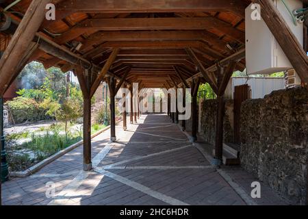 Mazkeret Batya, Israele - 25 settembre 2021: Fondata nel 1883 da un gruppo di membri del movimento Blu con l'assistenza del Barone E. de Rothschild Foto Stock