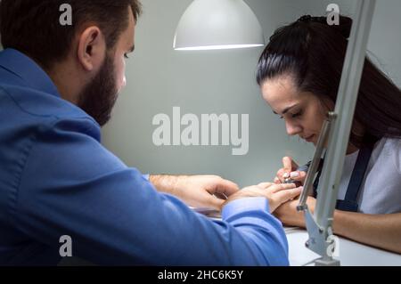 Trattamento manicure maschile in primo piano salone di bellezza Foto Stock