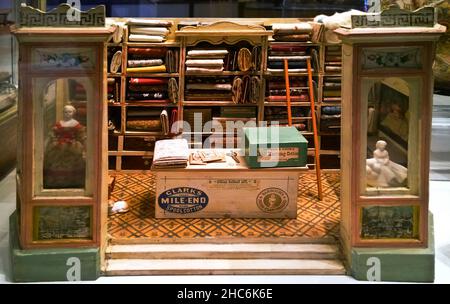 Rochester, New York, Stati Uniti. 16 dicembre 2021. Negozio di tessuti d'antiquariato in stile dollhouse in mostra al strong National Museum of Play di Rochester, New Yor Foto Stock