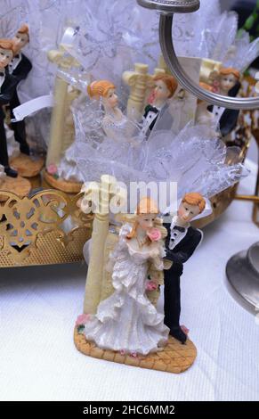 Figurine in cima alla torta di nozze, decorazione di nozze sulla torta Foto Stock