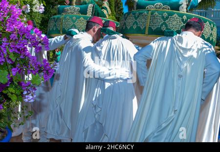 Uomini marocchini che trasportano le spose su Amaria. Tradizioni di nozze in Marocco Foto Stock