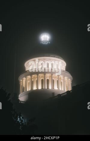 Museo illuminato del Campidoglio della California a Sacramento, California di notte Foto Stock