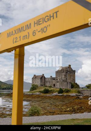 Parcheggio barriera di massima altezza al castello di Eilean Donan a Loch Duich, Kyle of Lochalsh, West Highlands Scozia UK Foto Stock