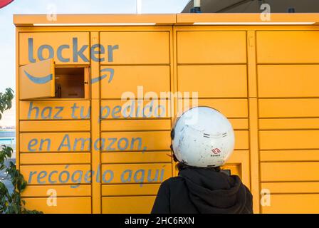 Amazon Locker, sistema di consegna, donna pacchetto di raccolta, Andalucia, Spagna. Foto Stock