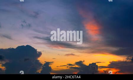 Cielo nuvoloso colorato di sera dopo il tramonto. Foto Stock