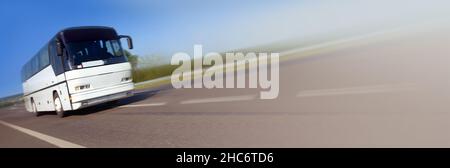 autobus turistico che viaggia su un'autostrada con spazio copia Foto Stock