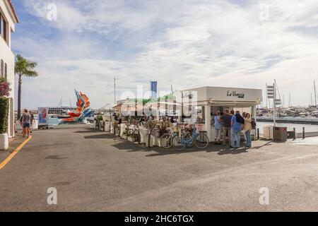 Gelateria, gelateria italiana la Venezia, gente in attesa in negozio, Puerto Banus, Andalusia, Spagna. Foto Stock