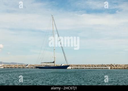 Barca a vela ormeggiata nel porto di Puerto Banus, Marbella, Andalusia, Spagna. Foto Stock