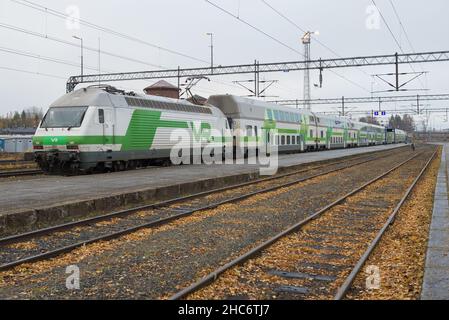 JOENSUU, FINLANDIA - 27 OTTOBRE 2019: Treno passeggeri a due piani sulla piattaforma della stazione ferroviaria di Joensuu in una nuvolosa mattinata di ottobre Foto Stock