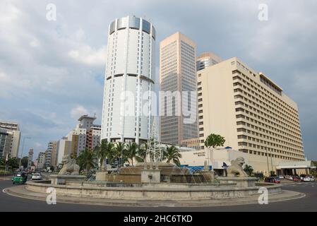 COLOMBO, SRI LANKA - 21 FEBBRAIO 2020: Fontana della città sullo stile nazionale nel centro della moderna Colombo Foto Stock