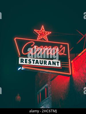 Comos Restaurant vintage neon sign di notte a Ferndale, vicino a Detroit, Michigan Foto Stock