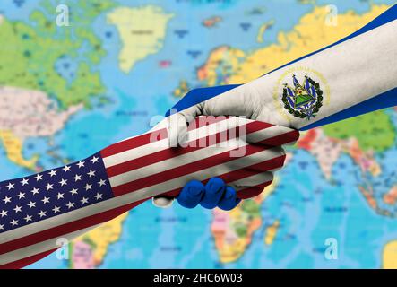 Handshake tra America e El Salvador bandiere dipinte su hands.with sfondo della mappa del mondo Foto Stock