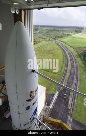 Il razzo Ariane 5 di Arianespace con il telescopio spaziale James Webb della NASA a bordo, è visto nell'edificio dell'assemblaggio finale prima del lancio previsto per la piattaforma di lancio, giovedì 23 dicembre 2021, presso lo Spaceport europeo, Il Centro spaziale della Guiana a Kourou, Guyana Francese. Il telescopio spaziale James Webb (a volte chiamato JWST o Webb) è un grande telescopio a infrarossi con uno specchio primario di 21,3 metri (6,5 piedi). L'osservatorio studierà ogni fase della storia cosmica, dall'interno del nostro sistema solare alle galassie osservabili più lontane dell'universo primitivo. Foto NASA di Chris Gunn/UPI Foto Stock