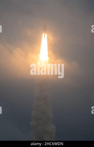 Kourou, Guyana francese. 25th dicembre 2021. Il lancio del razzo Ariane 5 di Arianespace con il telescopio spaziale James Webb della NASA a bordo, sabato 25 dicembre 2021, dalla zona di lancio ELA-3 dello Spaceport europeo presso il Guiana Space Center di Kourou, Guiana. Il telescopio spaziale James Webb (a volte chiamato JWST o Webb) è un grande telescopio a infrarossi con uno specchio primario di 21,3 metri (6,5 piedi). L'osservatorio studierà ogni fase della storia cosmica, dall'interno del nostro sistema solare alle galassie osservabili più lontane dell'universo primitivo. Foto NASA di Bill Ingalls/UPI Credit: UPI/Alamy Live Foto Stock