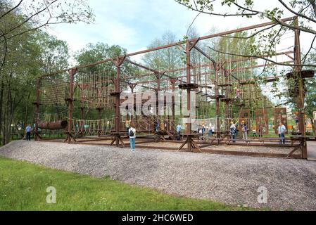 KRONSTADT, RUSSIA - 11 AGOSTO 2021: "Città della corda" per bambini nel parco "Isola dei forti" nel pomeriggio di agosto Foto Stock