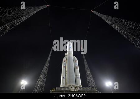 Kourou, Guyana francese. 25th Dic 2021. Il razzo Ariane 5 di Arianespace con il telescopio spaziale James Webb della NASA a bordo, è visto al trampolino di lancio, giovedì 23 dicembre 2021, presso lo Spaceport europeo, Il Centro spaziale della Guiana a Kourou, Guyana Francese. Il telescopio spaziale James Webb (a volte chiamato JWST o Webb) è un grande telescopio a infrarossi con uno specchio primario di 21,3 metri (6,5 piedi). L'osservatorio studierà ogni fase della storia cosmica, dall'interno del nostro sistema solare alle galassie osservabili più lontane dell'universo primitivo. NASA Foto di Bill Ingalls/UPI Credit: UPI/Alamy Live News Foto Stock