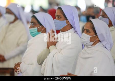 Il popolo cristiano del Bangladesh che offre la preghiera in Chiesa durante il giorno di Natale a Dhaka, Bangladesh, il 25 dicembre 2021. Foto Stock