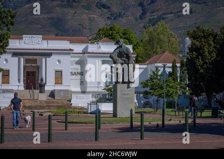 L'ex primo ministro sudafricano, Boer General e la statua di Field Marshall inglese Jan Christian Smuts grattugiano il Giardino della Compagnia di Città del Capo Foto Stock