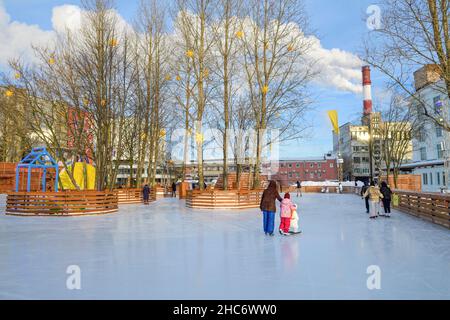 SAN PIETROBURGO, RUSSIA - 10 DICEMBRE 2021: Giorno di dicembre sulla pista di pattinaggio. Centro sociale e culturale 'Sevkabel port' Foto Stock