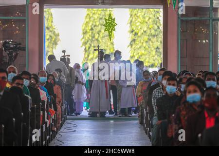 Il popolo cristiano del Bangladesh che offre la preghiera in Chiesa durante il giorno di Natale a Dhaka, Bangladesh, il 25 dicembre 2021. Foto Stock