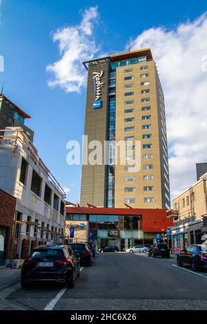 Hasselt, Belgio, 7 marzo 2021. Il Radisson Blu Hotel si trova nella torre più alta di Hasselt. Foto Stock