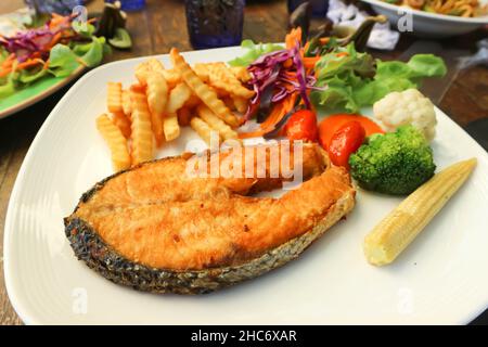 Salmone alla griglia, salmone arrosto con patatine fritte e verdure Foto Stock