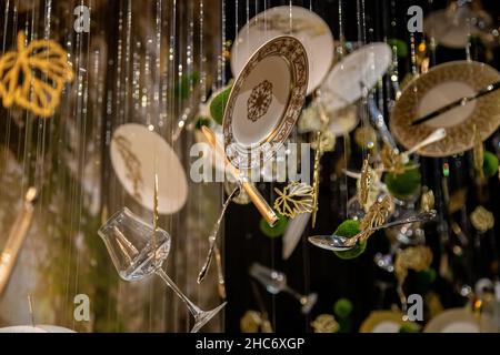 Posate e piatti esposti nel Padiglione Francia dell'Expo 2020 a Dubai Foto Stock