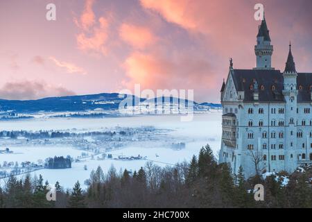 Fiaba castello di Neuschwanstein nel giorno d'inverno con cielo stupefacente, Germania Foto Stock