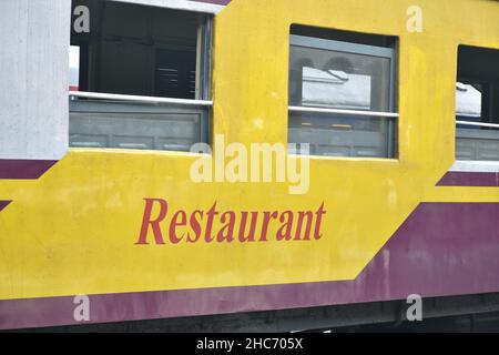 Bangkok Thailandia 25 dicembre 2021 : trasporto ferroviario su Hua Lamphong più antica stazione ferroviaria di Bangkok servizio Thai persone dal 1916 Foto Stock