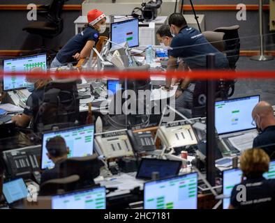 Kourou, Guyana francese. 25th dicembre 2021. Le squadre di lancio monitorano il conto alla rovescia per il lancio del razzo Ariane 5 di Arianespace che porta NASAs il telescopio spaziale James Webb, sabato 25 dicembre 2021, nel Centro Giove del Guiana Space Center di Kourou, Guiana francese. Il telescopio spaziale James Webb (a volte chiamato JWST o Webb) è un grande telescopio a infrarossi con uno specchio primario da 21,3 metri (6,5 piedi). L'osservatorio studierà ogni fase della historyfrom cosmica all'interno del nostro sistema solare fino alle galassie osservabili più lontane dell'universo primitivo. Credit: dpa Picture Alliance/Alamy Live News Foto Stock