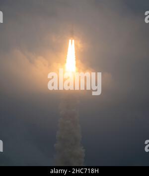 Il razzo Ariane 5 di Arianespace si lancia con il telescopio spaziale NASAs James Webb a bordo, sabato 25 dicembre 2021, dalla zona di lancio ELA-3 dello Spaceport di Europes presso il Guiana Space Center di Kourou, Guiana francese. Il telescopio spaziale James Webb (a volte chiamato JWST o Webb) è un grande telescopio a infrarossi con uno specchio primario da 21,3 metri (6,5 piedi). L'osservatorio studierà ogni fase della historyfrom cosmica all'interno del nostro sistema solare fino alle galassie osservabili più lontane dell'universo primitivo. Credito obbligatorio: Fattura Ingalls/NASA via CNP Foto Stock