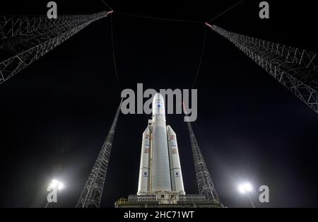 Il razzo Ariane 5 di Arianespace con il telescopio spaziale NASAs James Webb a bordo, è visto al trampolino di lancio, giovedì 23 dicembre 2021, a Europes Spaceport, Il Centro spaziale della Guiana a Kourou, Guyana Francese. Il telescopio spaziale James Webb (a volte chiamato JWST o Webb) è un grande telescopio a infrarossi con uno specchio primario da 21,3 metri (6,5 piedi). L'osservatorio studierà ogni fase della historyfrom cosmica all'interno del nostro sistema solare fino alle galassie osservabili più lontane dell'universo primitivo. Credito obbligatorio: Fattura Ingalls/NASA via CNP Foto Stock