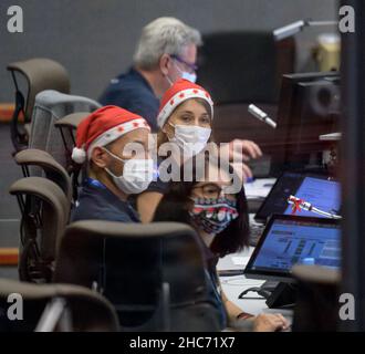 Kourou, Guyana francese. 25th dicembre 2021. Le squadre di lancio monitorano il conto alla rovescia per il lancio del razzo Ariane 5 di Arianespace che porta NASAs il telescopio spaziale James Webb, sabato 25 dicembre 2021, nel Centro Giove del Guiana Space Center di Kourou, Guiana francese. Il telescopio spaziale James Webb (a volte chiamato JWST o Webb) è un grande telescopio a infrarossi con uno specchio primario da 21,3 metri (6,5 piedi). L'osservatorio studierà ogni fase della historyfrom cosmica all'interno del nostro sistema solare fino alle galassie osservabili più lontane dell'universo primitivo. Credit: dpa Picture Alliance/Alamy Live News Foto Stock