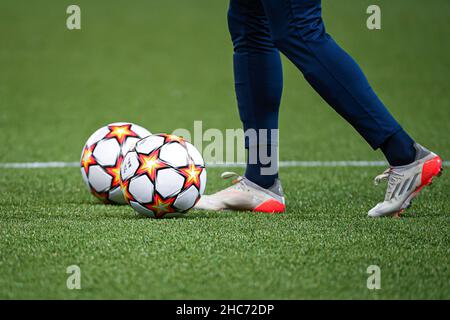 L'illustrazione ufficiale della palla Adidas della UEFA Champions League è vista ai piedi di un giocatore che precede la UEFA Women's Champions League, squadra di calcio del Gruppo B. Foto Stock