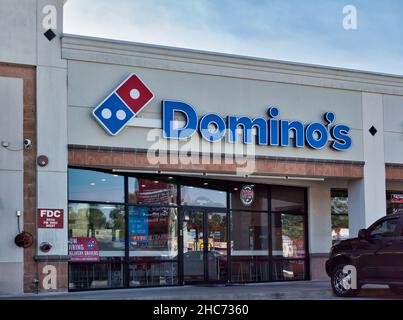 Houston, Texas USA 11-12-2021: Domino's Pizza edificio esterno a Houston, Texas. Popolare catena multinazionale di ristoranti di pizza fondata nel 1960. Foto Stock