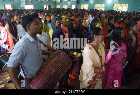 Guwahati, Guwahati, India. 25th Dic 2021. I devoti di Christain offrono la preghiera di Natale alla chiesa cattolica di San Tommaso, Baganpara, nel distretto di Baksa, Assam India, sabato 25th dicembre 2021. (Credit Image: © Dasarath Deka/ZUMA Press Wire) Credit: ZUMA Press, Inc./Alamy Live News Foto Stock