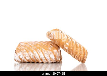 Due biscotti fatti in casa con marmellata, primo piano, isolato su bianco. Foto Stock