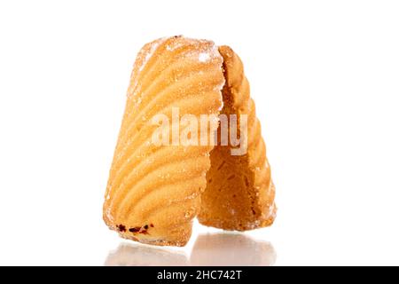 Due biscotti fatti in casa con marmellata, primo piano, isolato su bianco. Foto Stock