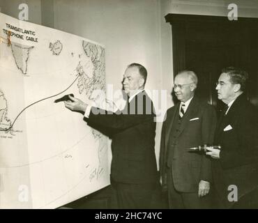Esplorando il percorso del progetto Transtlantic Telephone Cable sulla mappa, USA 1950s Foto Stock