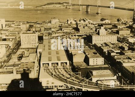 Il Golden Gate Bridge copre l'ingresso alla Baia di San Francisco, California USA 1945 Foto Stock