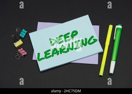 Didascalia di testo che presenta Deep Learning. Concetto che significa astrazioni gerarchiche algoritmo di intelligenza artificiale flashy School Office Supplies Foto Stock
