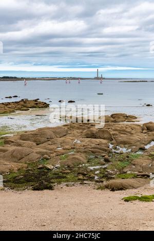 Barfleur in Normandia, la spiaggia con il faro di Gatteville in background Foto Stock