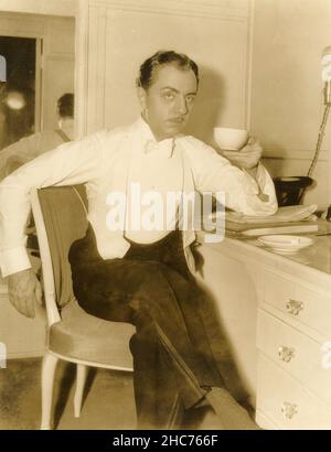 L'attore americano William Powell ha un caffè in spogliatoio durante una pausa, USA 1935 Foto Stock